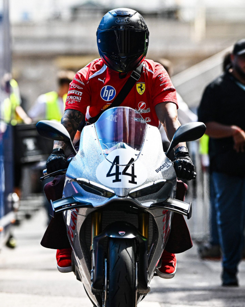 Льюис Хэмилтон прибыл в паддок Гран При Монако на кастомном Ducati