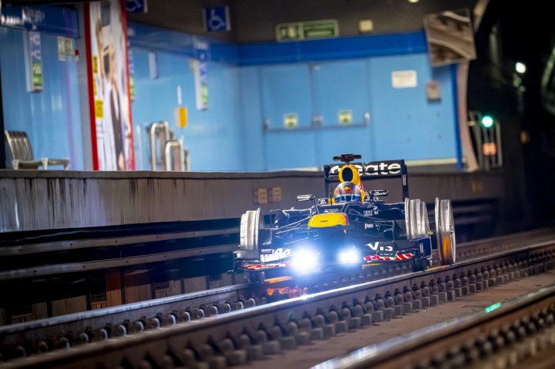 Чемпионский болид Red Bull проехал по метро Мадрида